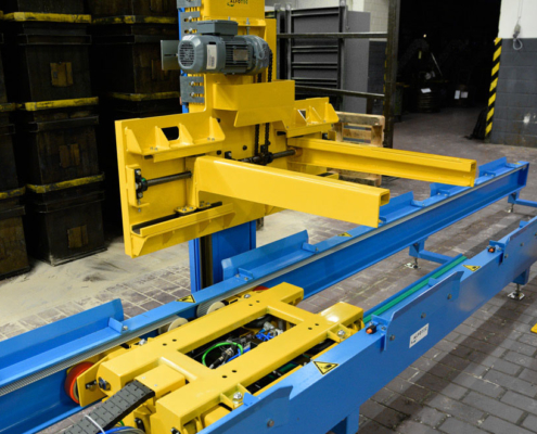 Flexshuttle mit Liftstation für Transportkisten lagertechnik flexshuttle lift