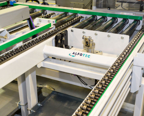 Kettenförderer mit 2 Strängen mit Staukette, als Ausschleuser / Einschleuser, integriert in Rollenbahn Kettenförderer Ausschleuser Einschleuser Staukette