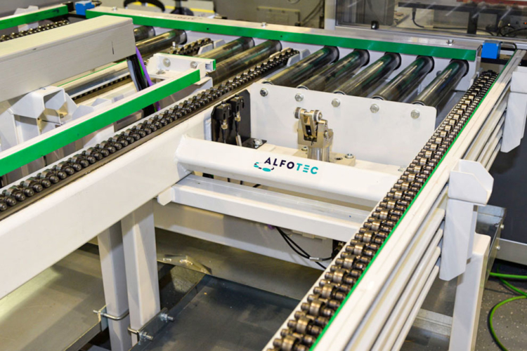 Kettenförderer mit 2 Strängen mit Staukette, als Ausschleuser / Einschleuser, integriert in Rollenbahn Kettenförderer Ausschleuser Einschleuser Staukette