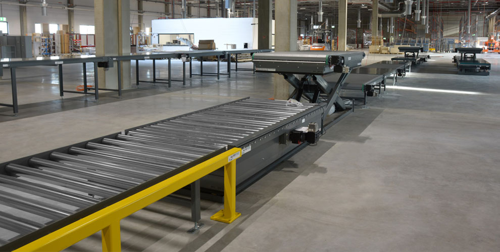 Rollenbahn mit Anfahrschutz und Montagelinie mit Hubtischen rollenförderer in produktionshalle