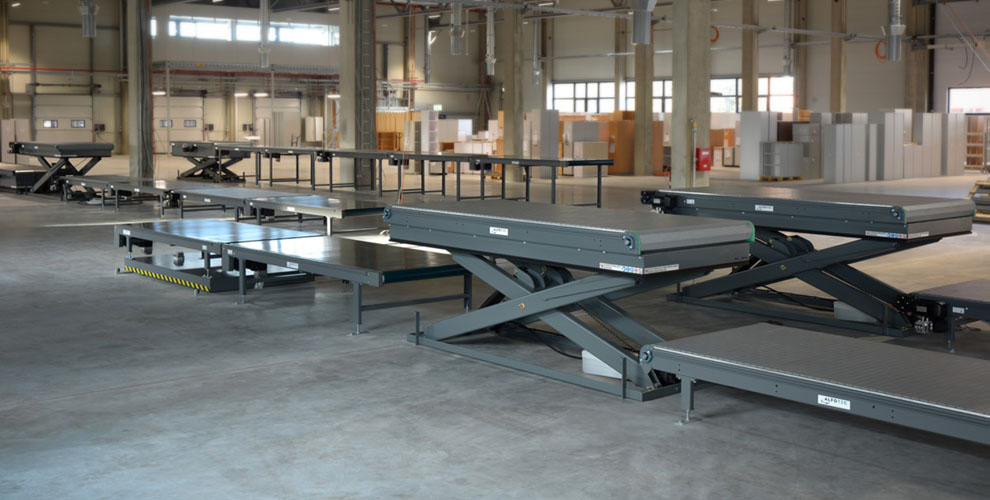 Montagelinie mit Hubtischen und Bandförderern Hubtische und Bandförderer