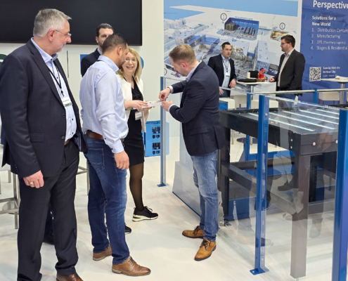 Messebesucher im Gespräch über Fördertechnik auf der LogiMAT 2025