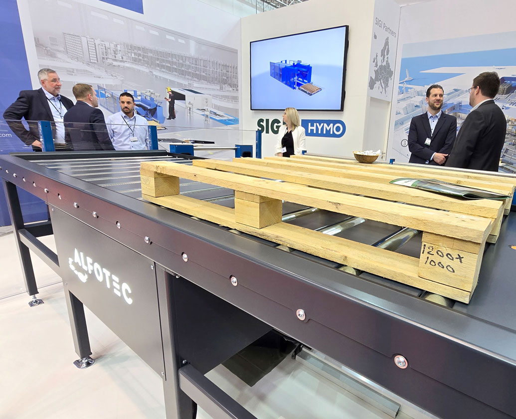 Palettenförderung auf einem Rollenförderer mit Hubtisch – Exponat der LogiMAT 2025