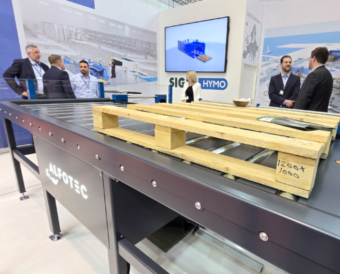 Rollenförderer mit Hubtisch auf der LogiMAT 2025 – Automatisierte Fördertechnik für Paletten